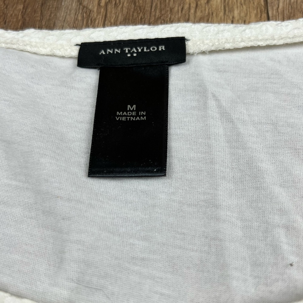 Ann Taylor womans medium cream colored pebbled short sleeve top - Picture 3 of 7